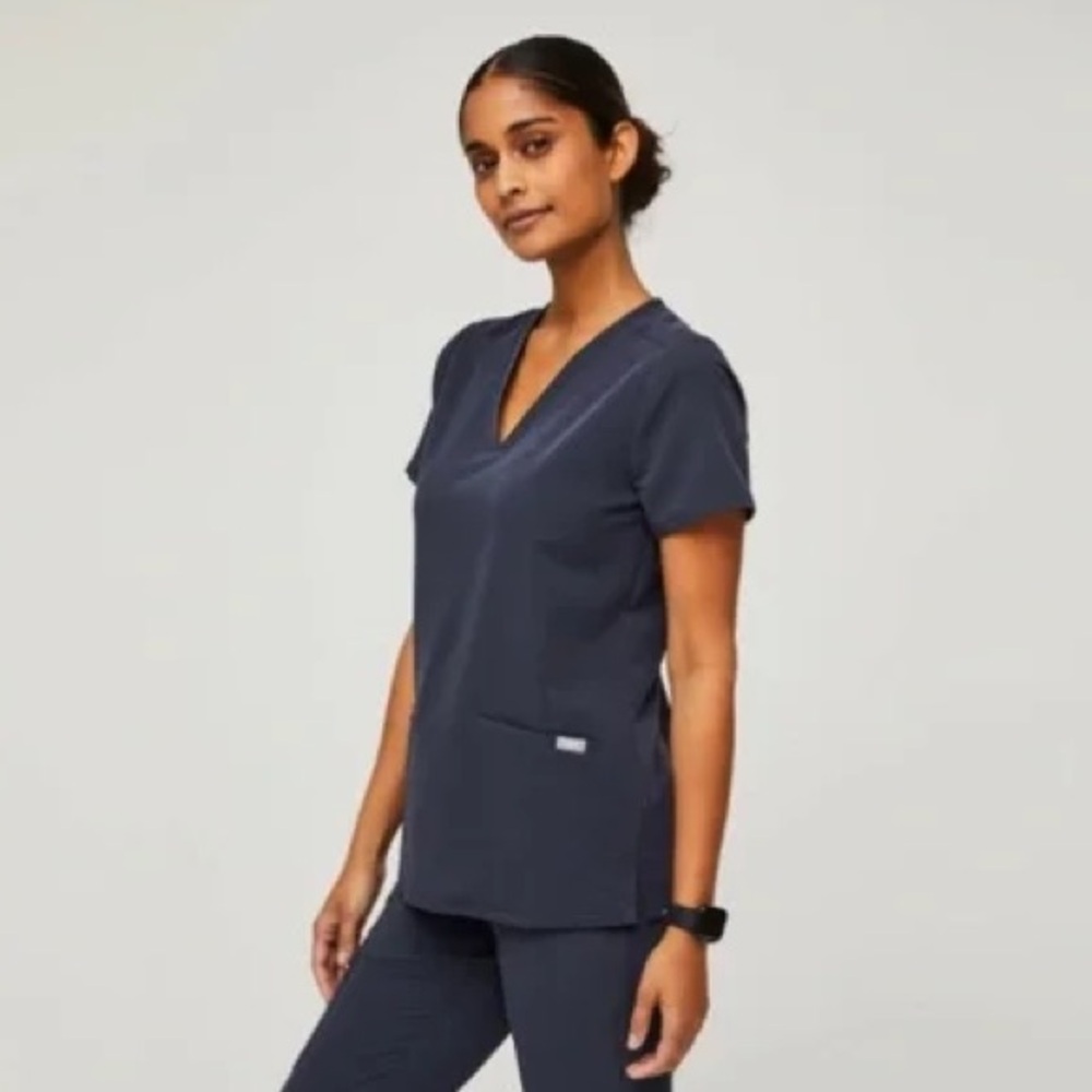 Figs Casma Three-Pocket Scrub Top Quiet Navy